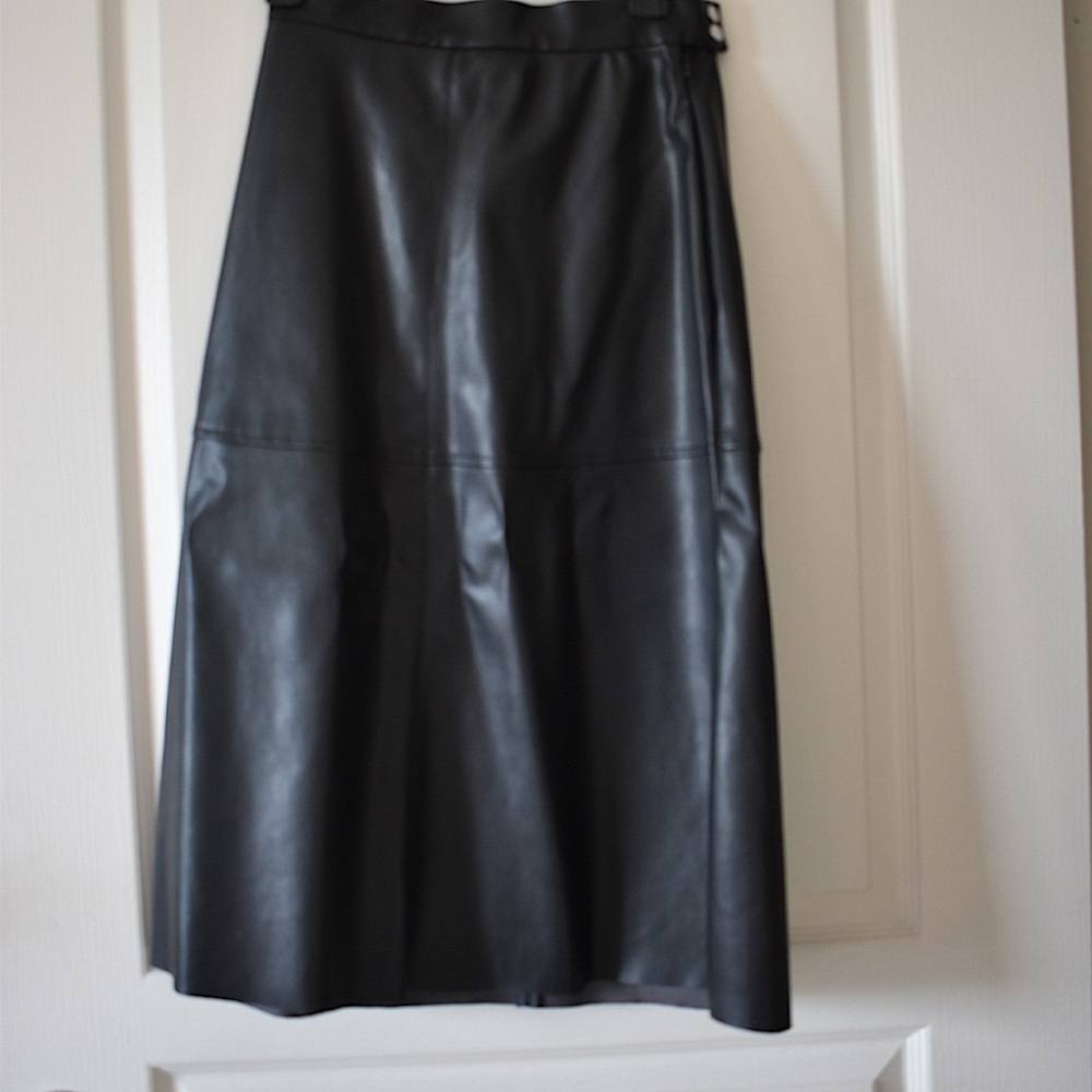 NWOT Faux leather skirt
